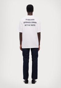 DOUBLE A BY W.W. NOT TO BE TRUSTED UNISEX - T-Shirt print - white