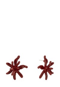 Červené polymérové náušnice v tvare abstraktných kvetov s lesklým povrchom a zložitými detailmi okvetných lístkov, pripevnené na strieborných podkladoch.