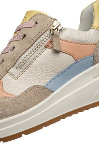 Sneaker con tomaia in pelle scamosciata beige e pelle, con lacci rosa chiaro, dettagli arancioni e blu e una suola intermedia bianca testurizzata. Dettaglio con cerniera presente.