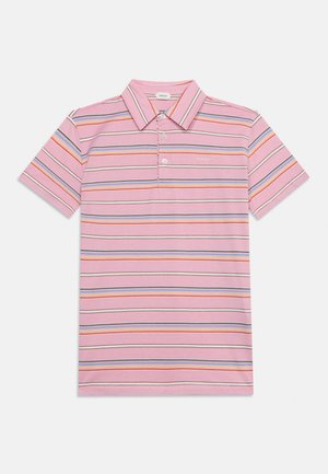 Tricou polo roz cu mâneci scurte, dungi orizontale multicolore și nasturi cu trei butoane.