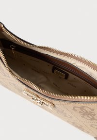 Clutch maro sintetic cu fermoar auriu, cu căptușeală interioară din material textil cu model repetat al logo-ului „GUESS”. Accentele includ un detaliu cu cataramă.