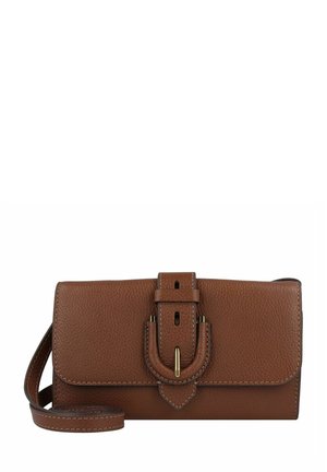 Sac à main en cuir marron avec une surface texturée, fermeture à rabat et quincaillerie dorée, doté d'une bandoulière amovible pour un transport polyvalent.