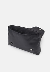 Schwarze Nylon-Clutch mit glatter Textur, ausgestattet mit einem oberen Reißverschluss und silbernen Druckknöpfen an beiden Seiten zur sicheren Verschlussmöglichkeit.