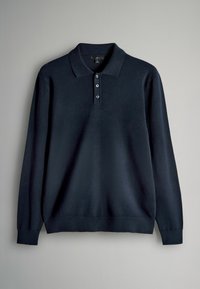 Navyblaues Langarm-Polohemd aus glattem Strickstoff, mit klassischem Kragen, Drei-Knopf-Leiste und gerippten Bündchen.