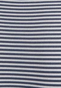 Pamučni materijal s horizontalnim mornarsko plavim i bijelim prugama, s mekanom teksturom i ujednačenim uzorkom kroz cijelu površinu.