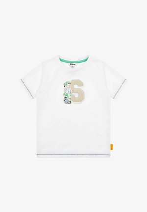 Weißes T-Shirt mit kurzen Ärmeln, das ein strukturiertes Bärenmotiv und ein großes "S" zeigt. Enthält grüne Akzente und ein gelbes Markenetikett am Saum.