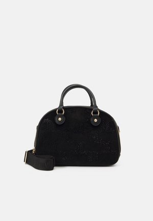 Zwarte suède handtas met afgeronde vorm, gouden hardware accenten, dubbele handvatten en verstelbare riem; heeft een geperst logopatroon.