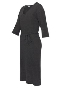 Dunkelgraues Strickkleid mit V-Ausschnitt, Dreiviertelärmeln und einem Bindegürtel in der Taille. Es hat eine gerippte Textur und ein knielanges Design.