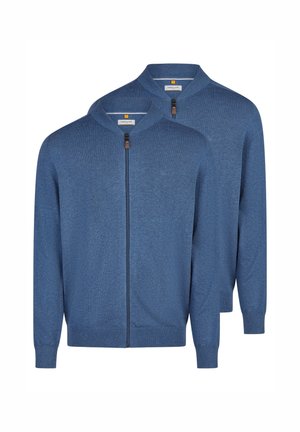 Twee blauwe gebreide truien met rits, voorzien van geribbelde manchetten, kragen en zomen, naast elkaar weergegeven op een witte achtergrond.