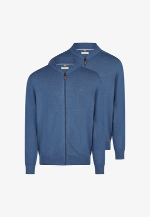 Dwa niebieskie swetry zapinane na zamek, wykonane z dzianiny, z prążkowanymi mankietami, kołnierzami i ściągaczami u dołu, ustawione obok siebie na białym tle.