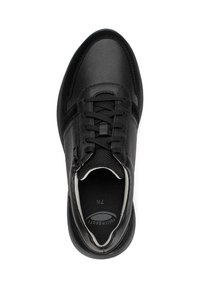 Sneaker in pelle nera con cerniera laterale e lacci, colletto imbottito e soletta con marchio, vista dall'alto su sfondo bianco.