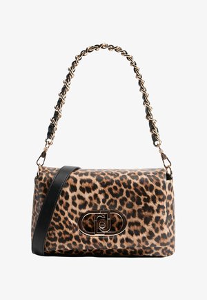 Bolso de hombro rectangular con estampado de leopardo, detalles en cuero negro, correa de cadena dorada y cierre metálico en el centro frontal.