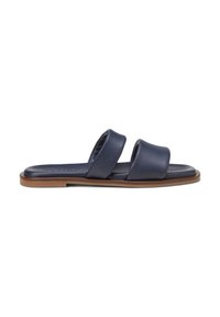Sandali in pelle blu navy con due ampie cinghie, suola piatta e suola in gomma marrone. Texture liscia e design minimalista.