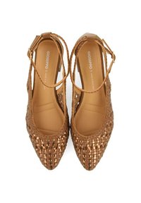 Scarpe slingback in pelle intrecciata marrone con punte a punta, cinturino alla caviglia e imbottitura interna per il comfort.