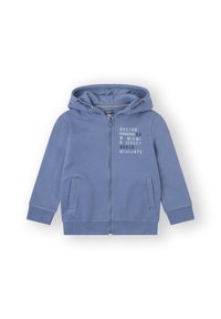 Sudadera azul con cremallera, bolsillo tipo canguro, capucha con cordón y texto impreso en blanco con nombres de ciudades en la parte delantera. Tela suave, puños acanalados.