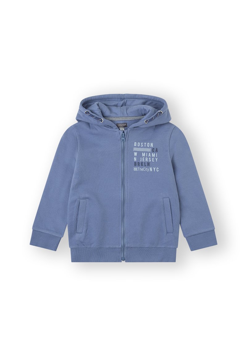 Sudadera azul con cremallera, bolsillo tipo canguro, capucha con cordón y texto impreso en blanco con nombres de ciudades en la parte delantera. Tela suave, puños acanalados.