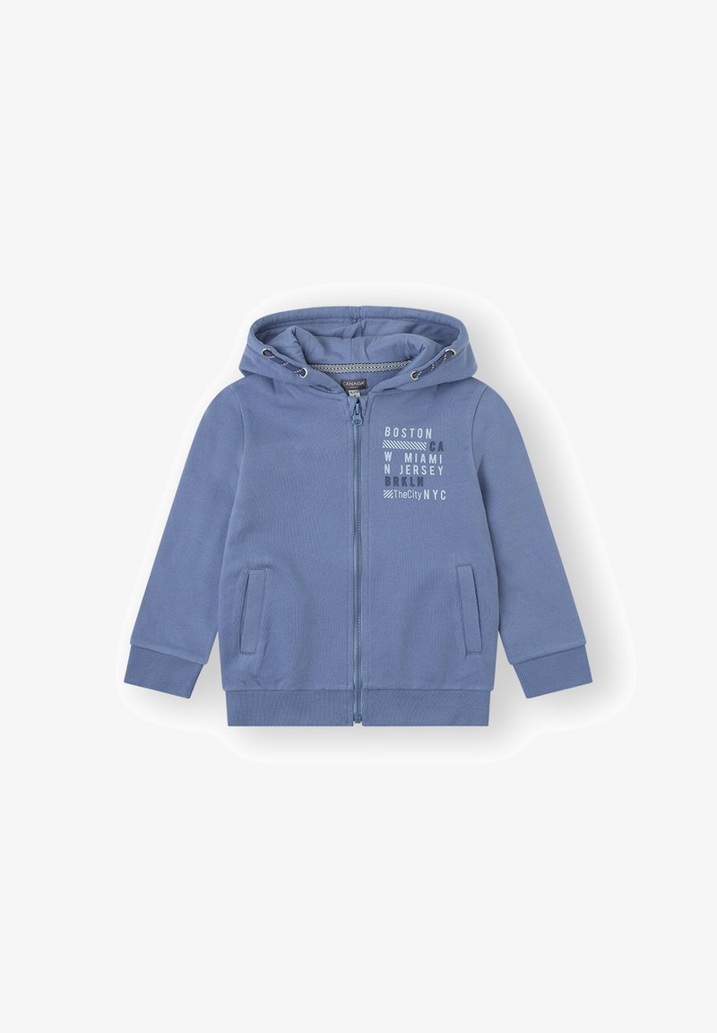 Sudadera azul con cremallera, bolsillo tipo canguro, capucha con cordón y texto impreso en blanco con nombres de ciudades en la parte delantera. Tela suave, puños acanalados.
