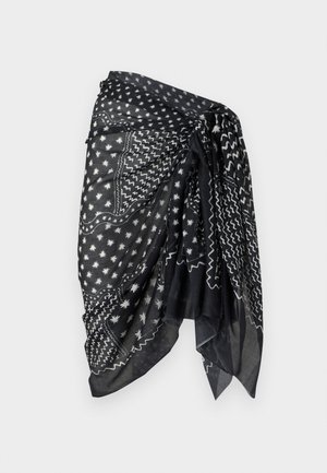 Zwart-witte sarong met sterren- en golvende lijnmotieven, gestrikt in de taille, lichtgewicht stof met een vloeiende val.