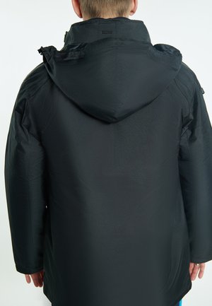 Schwarze wasserdichte Jacke mit Kapuze, glatt im Gefühl, verstellbare Schnürung am Kragen und gerader Schnitt.