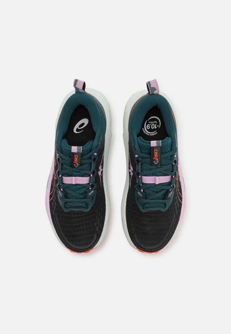 Scarpe da ginnastica nere e teal con materiale in rete, dettagli rosa e suola bianca. Presentano un design con lacci e un logo sulla linguetta.