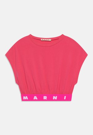 Pink croppet T-shirt med brede korte ærmer, rynket bund og kontrastfarvet elastik med 'MARNI' logo i hvid. Glat stoftekstur.