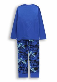 Niebieska bluzka z długim rękawem w połączeniu z niebieskimi spodniami, na których znajdują się czarny i jasnoniebieski tekst w stylu graffiti oraz wzory z plam farby.