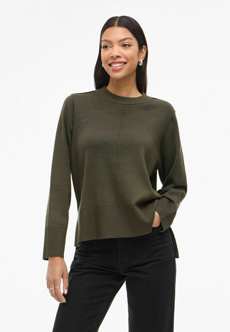 Maglione lavorato a maglia verde oliva con scollatura rotonda, maniche lunghe e texture a coste. Presenta spacco laterale all'orlo per una vestibilità comoda.
