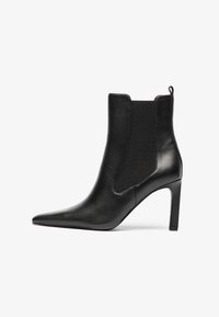 Svarte skinn ankelstøvler med spiss tå, elastiske sidepaneler og stiletthæler. Jevn tekstur med minimal detaljering.