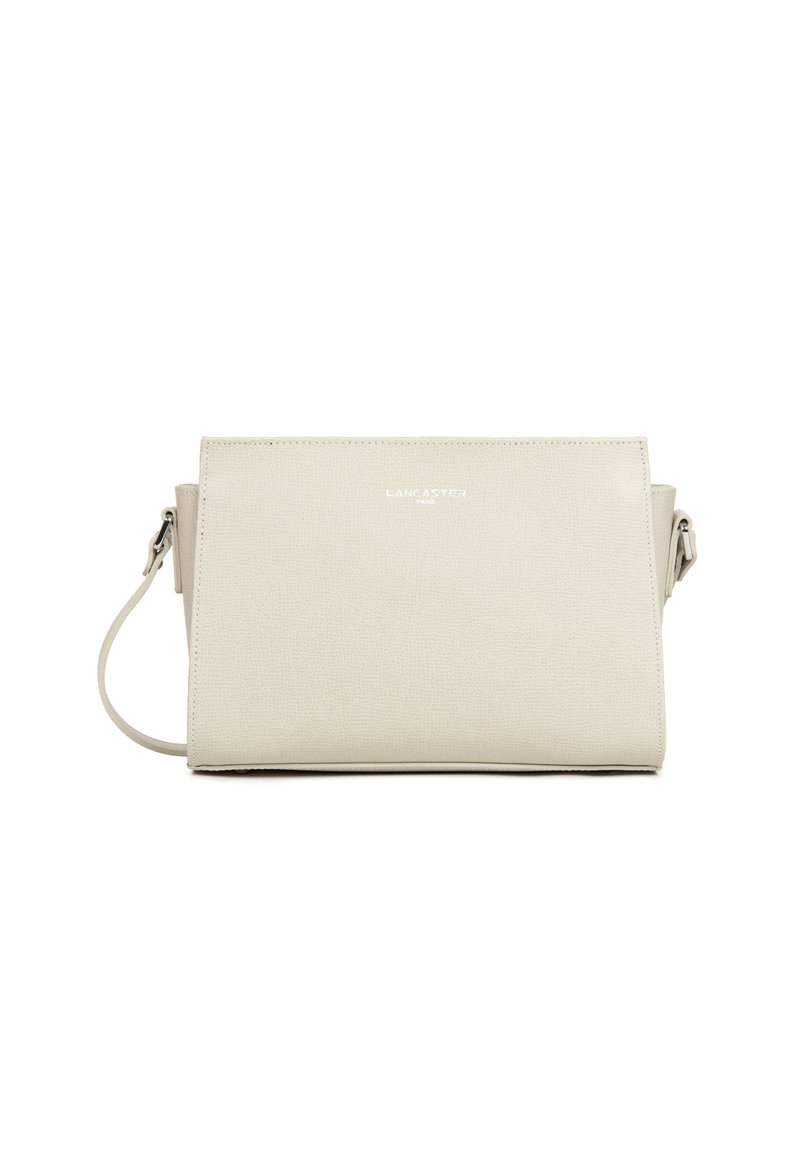 Borsa a tracolla beige realizzata in materiale testurizzato con design piatto, caratterizzata da un logo argento sulla parte anteriore e una tracolla regolabile.