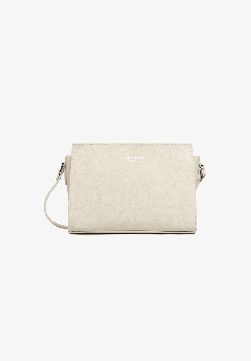 Borsa a tracolla beige realizzata in materiale testurizzato con design piatto, caratterizzata da un logo argento sulla parte anteriore e una tracolla regolabile.