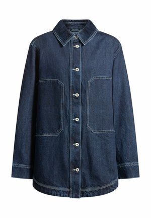 Giacca in denim blu scuro con colletto a punta, cinque bottoni, due grandi tasche applicate e dettagli di cucitura bianca. Vestibilità rilassata e maniche lunghe.