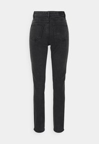 Jeans de ganga pretos com um corte slim, cinco bolsos e uma cintura alta. Textura suave e cor uniforme em todo o tecido.