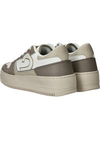 Sneakers met een beige en witte leren bovenkant, met een gestructureerd bruin paneel. Dikke zool met een gemusterde grip en reliëflogo-detail.