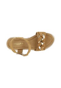 Světlé semišové sandály s širokým páskem a kovovým řetízkem, s přezkou kolem kotníku a polstrovanou stélkou s hladkou podrážkou.