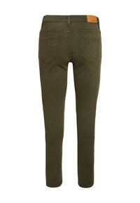 Vaqueros skinny verde oliva hechos de una suave mezcla de algodón. Presentan un parche de cuero con el logo y dos bolsillos traseros con costuras en contraste.