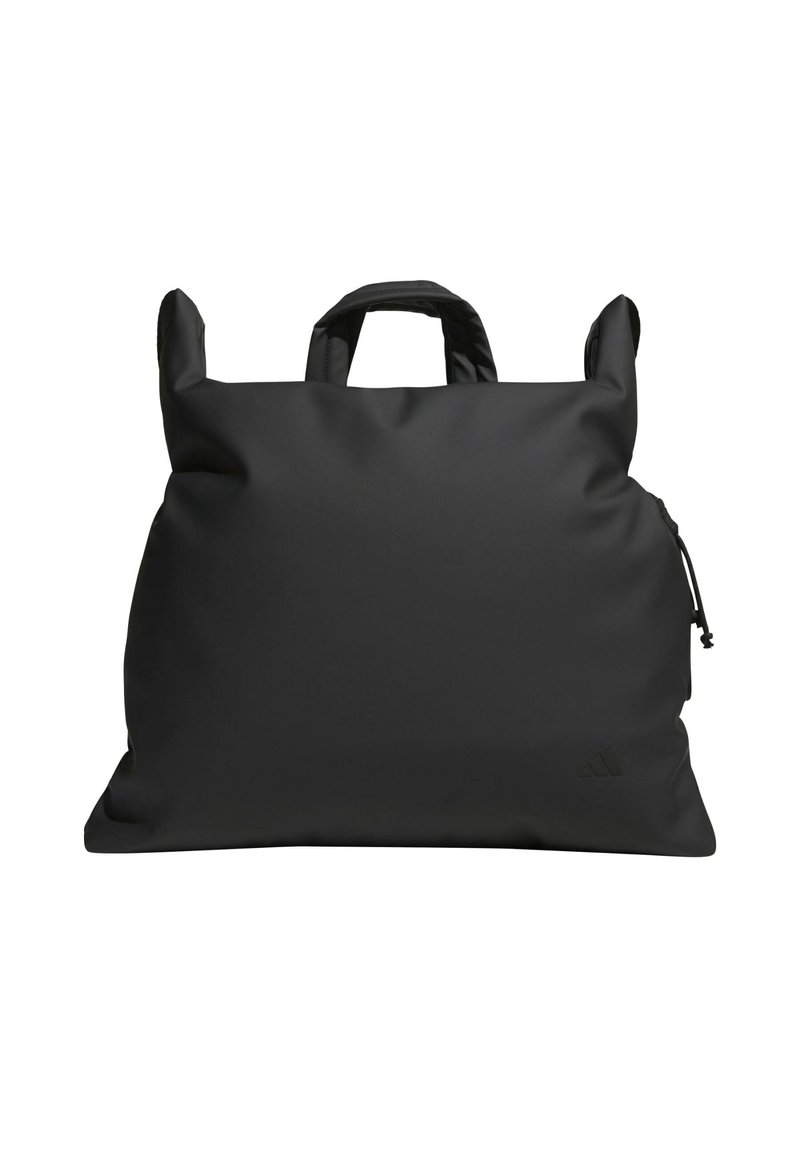 Čierna látková taška s mäkkou textúrou, vybavená dvoma pevnými rukoväťami na vrchu a šnúrkovým zatváraním na boku. Minimalistický dizajn.