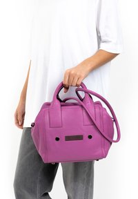 Paarse leren handtas met dubbele bovenhandvatten en een afneembare schouderriem. Heeft zwarte hardware-accenten en een gestructureerd voorpaneel.