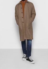 Nudie Jeans Klassisk kappa / rock - brown