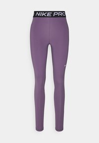 Fialové legíny Nike Pro s černým pasem, na kterém je bílé nápis "NIKE PRO". Hladká textura a obepínající střih, vhodné pro atletické aktivity.