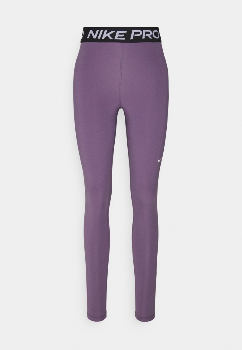 Fialové legíny Nike Pro s černým pasem, na kterém je bílé nápis "NIKE PRO". Hladká textura a obepínající střih, vhodné pro atletické aktivity.