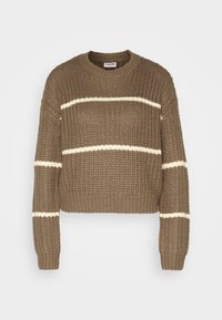Brązowy sweter dziewiarski w białe paski, okrągły dekolt i krótkie kroje. Teksturowana tkanina z prążkowanymi mankietami i dolnym wykończeniem.