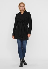 Vero Moda VMCALASISSEL JACKET - Kort kåpe / frakk - black