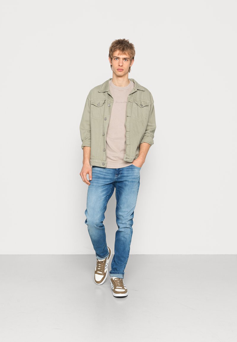 Herren T-Shirts basic | Abercrombie & Fitch ACID WASH CURVED UNISEX T-Shirt basic brown wash/braun - IZ88185 Herren T-Shirts basic | Abercrombie & Fitch ACID WASH CURVED UNISEX T-Shirt basic brown wash/braun - IZ88185