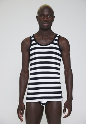 Sort og hvid stribet tanktop med brede stropper og en tætsiddende facon. Stoffet ser blødt ud med en glat tekstur. Den nederste kant har et lille logo.