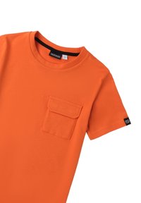 Camiseta de algodón naranja de manga corta, con un bolsillo frontal, cuello redondo y una pequeña etiqueta de logo negra en la manga.