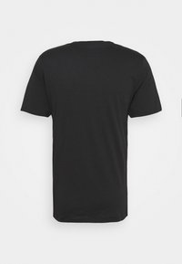 Černé bavlněné tričko s kulatým výstřihem a krátkými rukávy. Zadní strana je hladká s jemnou strukturou a volným střihem.