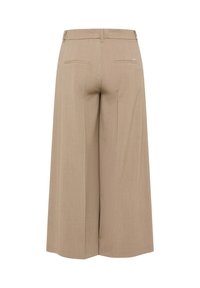Pantaloni beige a gamba larga con tasche welt posteriori e passanti per cintura, vestibilità sartoriale, mostrati su uno sfondo bianco, vista posteriore.