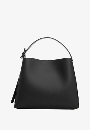 Bolso de cuero negro con una sola correa curva para el hombro y un diseño simple, liso y ligeramente trapezoidal.