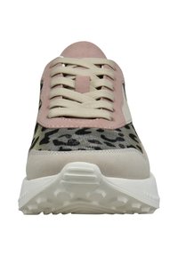 Frontalansicht eines beigen und rosa Sneakers mit Leopardenmuster, cremefarbenen Schnürsenkeln und strukturiertem weißen Sohlen.