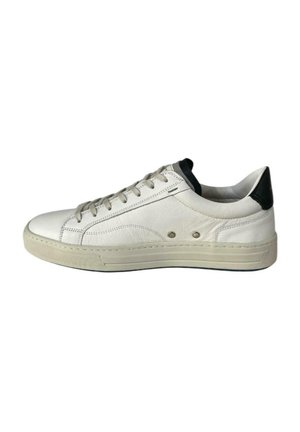 Sneaker bianco in pelle con texture liscia, punta arrotondata e cuciture sottili. Presenta un accento nera sul tallone e suola in gomma piatta.